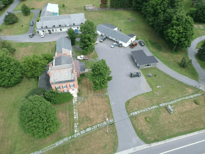 A view of an aerial photo taken from the ground.